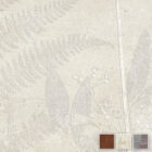 Fein strukturierte Blätter und filigrane Zweige bilden auf beigem Grund das elegante Tapetenmuster Divine Garden Beige.