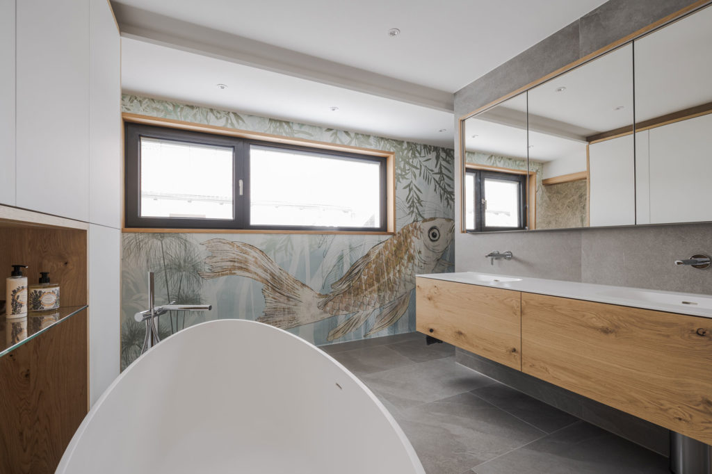 Koi-Motiv Tapetenwand im Badezimmer mit Holz-Elementen, handgefertigte Anrichte aus Holz, graue Boden- und Wandflächen
