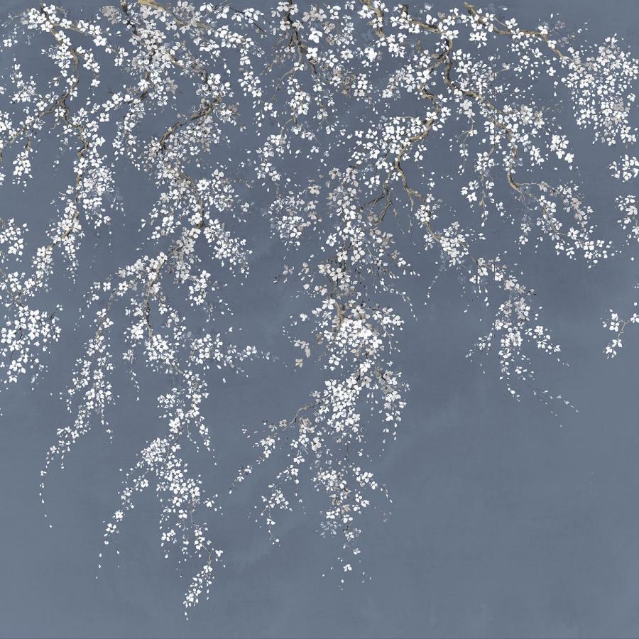 Sea of Blossoms Dunkelblau Tapetenmotiv mit zarten weißen Blüten, dunkelblauer Hintergrund, k'moor walldesign Ambience Produkt