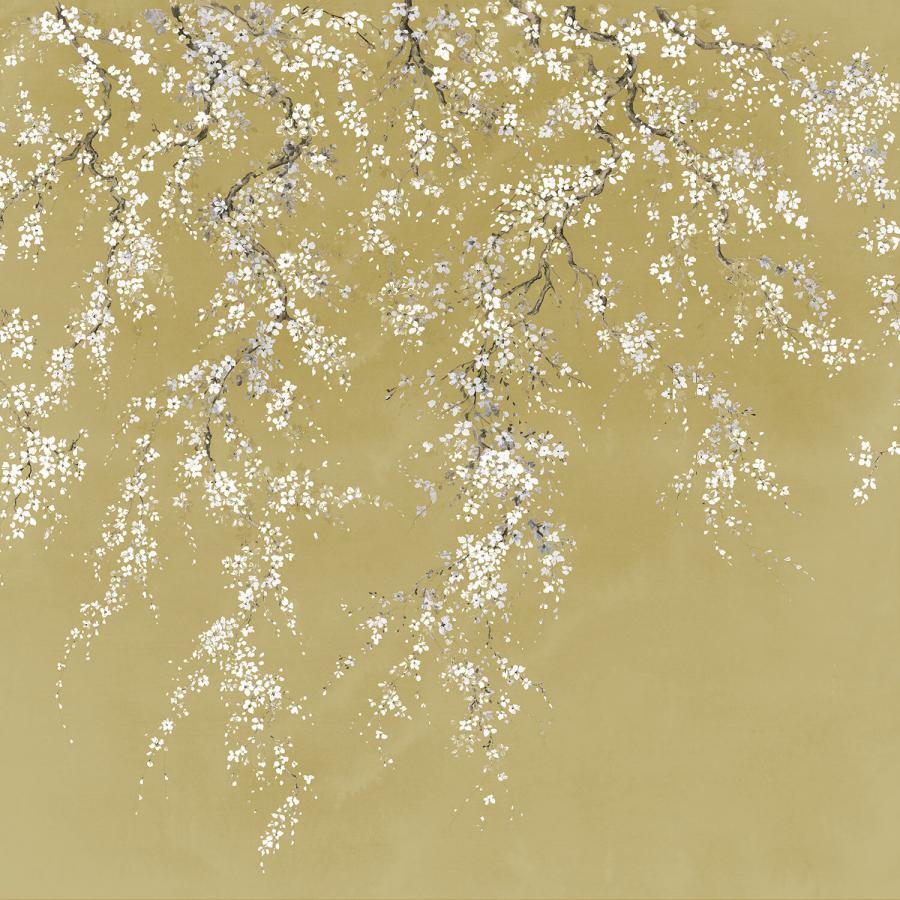 Sea-of-Blossoms Gold Tapetenmuster von k'moor mit goldfarbenem Hintergrund und zart weißen Blütenzweigen, elegantes floral-design