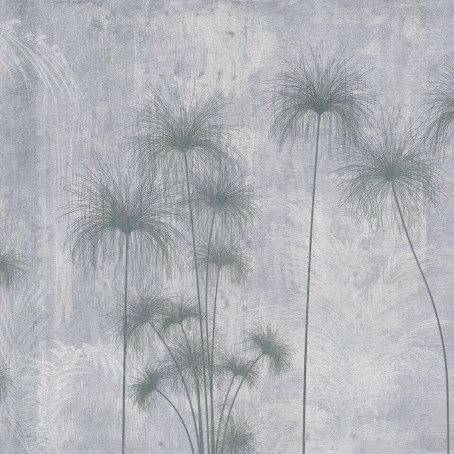 Shadows of the Pampa Cool Tapete von k'moor Walldesign mit graublauem Hintergrund und feinen Palmenstämmen im Motiv, geeignet für elegante Innenraumgestaltungen