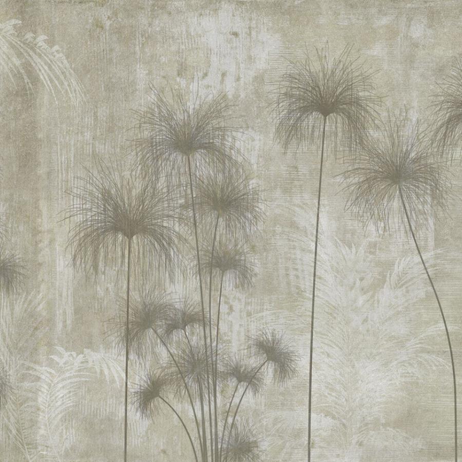 Beige Tapetenmuster mit feinem Palmenmotiv, Ornamenten und dezenter Textur; Reproduktion der Shades of the Pampa Sand von k'moor walldesign, Ambience-Kollektion