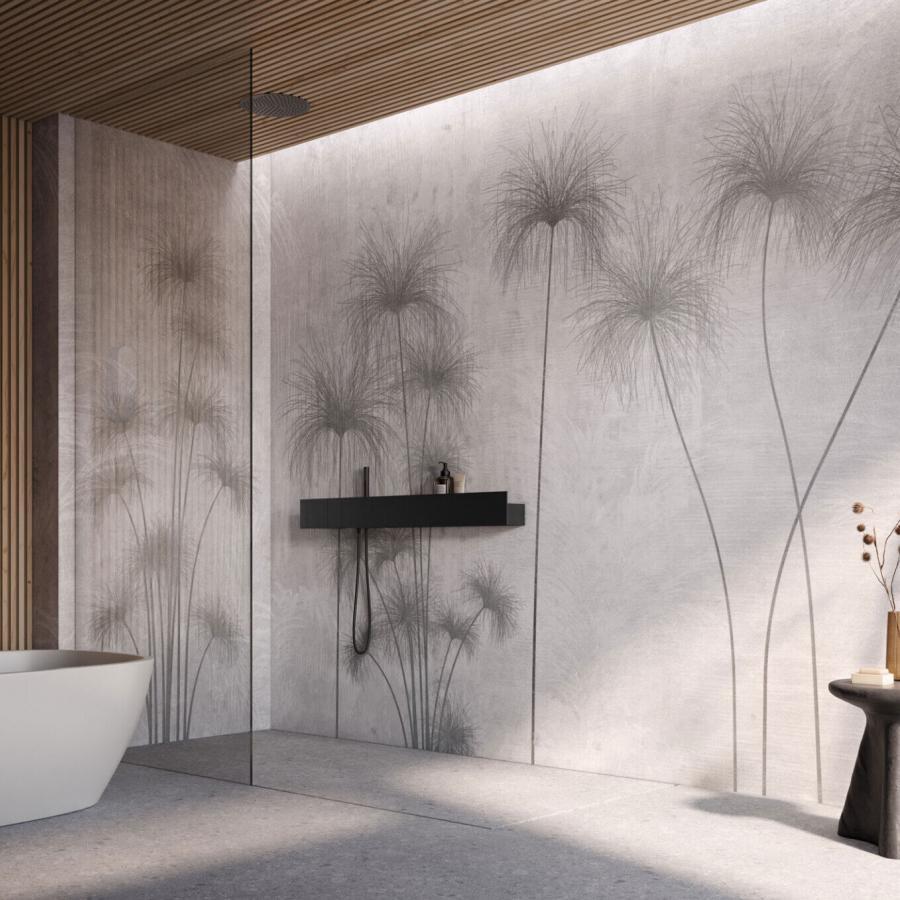 Shadows of the Pampa Grey von k'moor walldesign zeigt eine graue Tapetenfläche mit feinen Pflanzenmotiven, ideal für ein tropisch-elegantes Badezimmerambiente