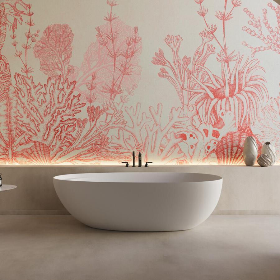 Tresors Marins Coral Tapete zeigt rosafarbene Korallenmuster auf einer betonoptischen Hintergrundwand, ideal für Badezimmer- oder Wohnambiente, gestaltet von k'moor walldesign