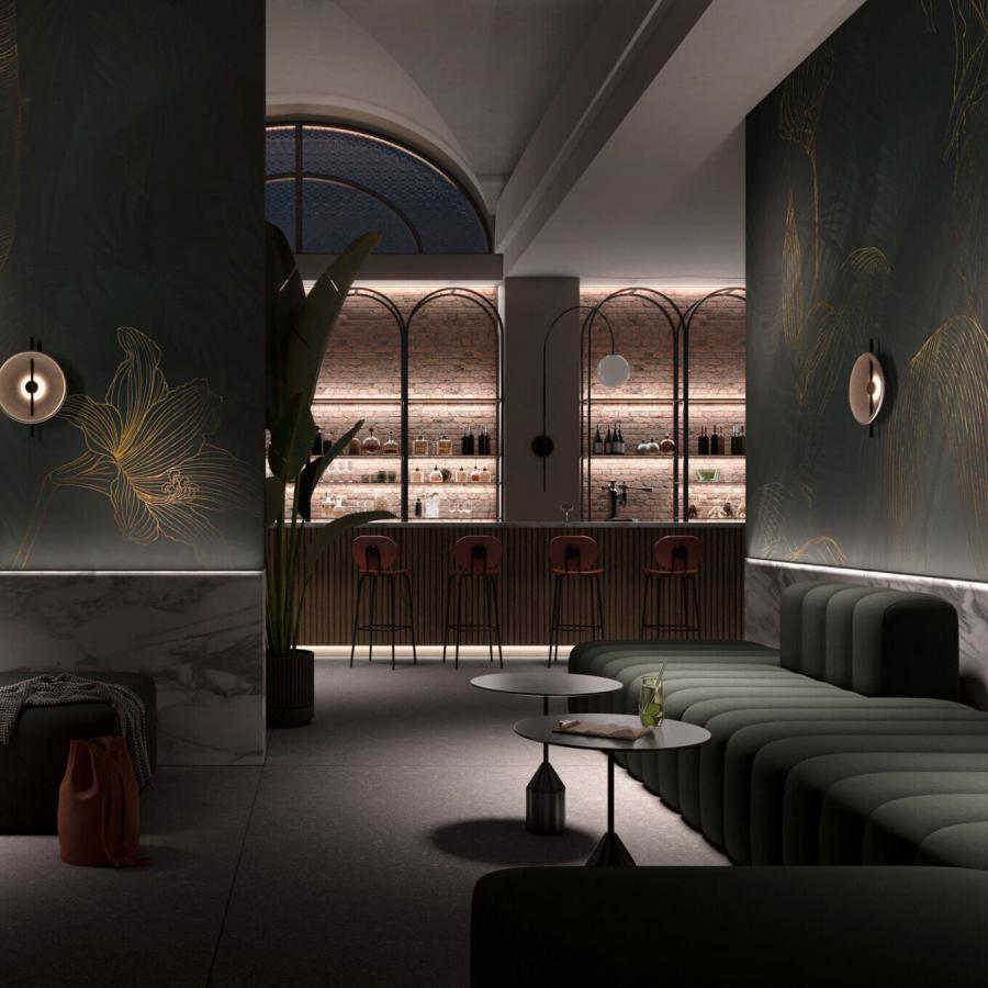 Tapete Gold Flowers Dark mit goldenen Blattendetails an dunklem grünem Hintergrund, passend für exklusive Bars, Spas und gehobene Empfangsbereiche; Marke k'moor walldesign