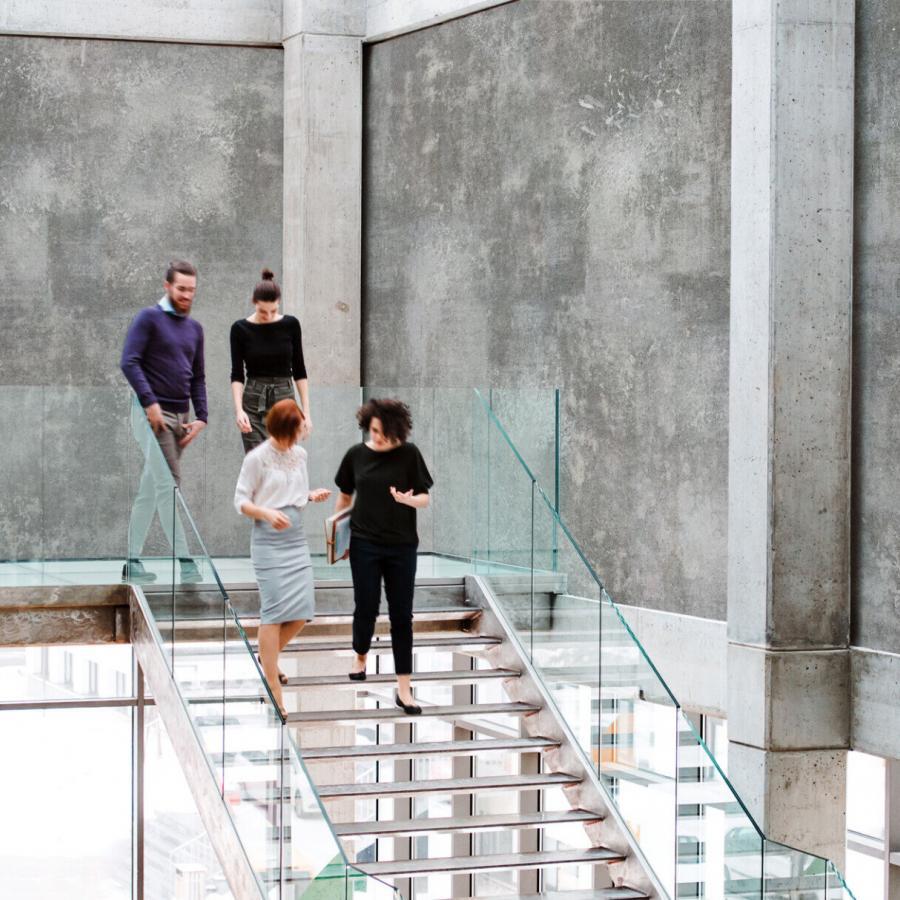 Splatty Beton-interieur mit Concrete Accents Dark: dunkle Betonwände, Glasgeländer und eine moderne Innenarchitektur, präsentiert von k'moor walldesign