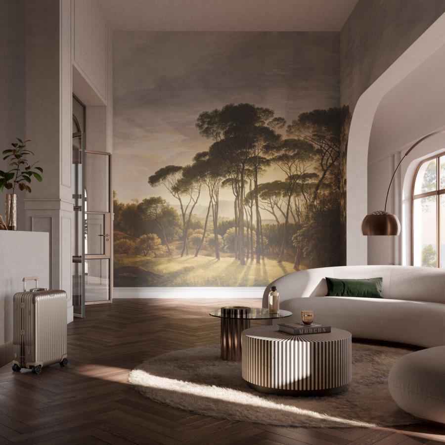 Pine Sunset Color Wandgestaltung: eine warme Waldlandschaft Tapete mit Sonnenstrahlen hinter moderner Empfangslounge, k'moor Walldesign Ambience