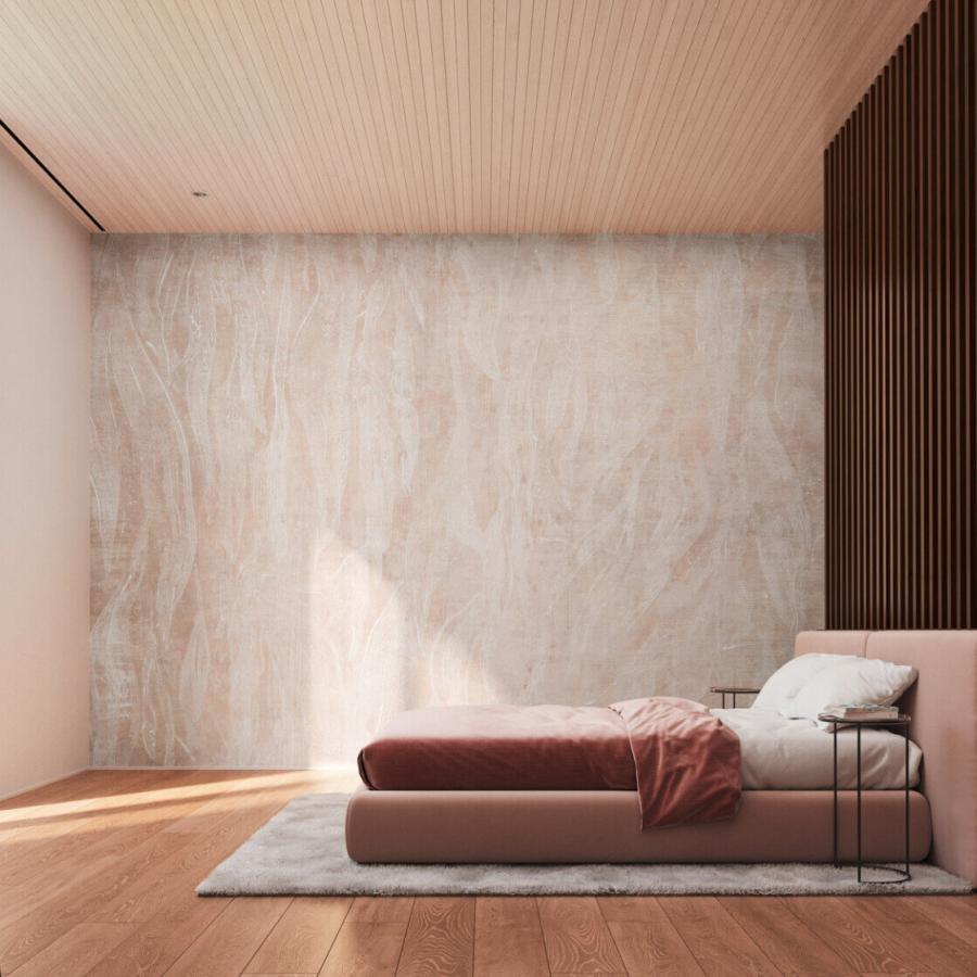 Scrapes Cotto Leaves Tapete im Schlafzimmer: rosafarbene, texturierte Wand mit feinen Linien, heller Holzboden, warme, einladende Atmosphäre