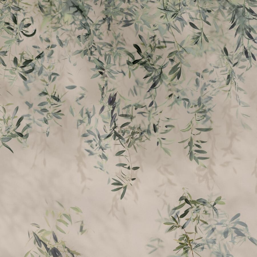 Olivia Argilla Tapetenmotiv mit Olivenzweigen und grünen Blättern vor beigem Wandhintergrund, elegantes Ambiente