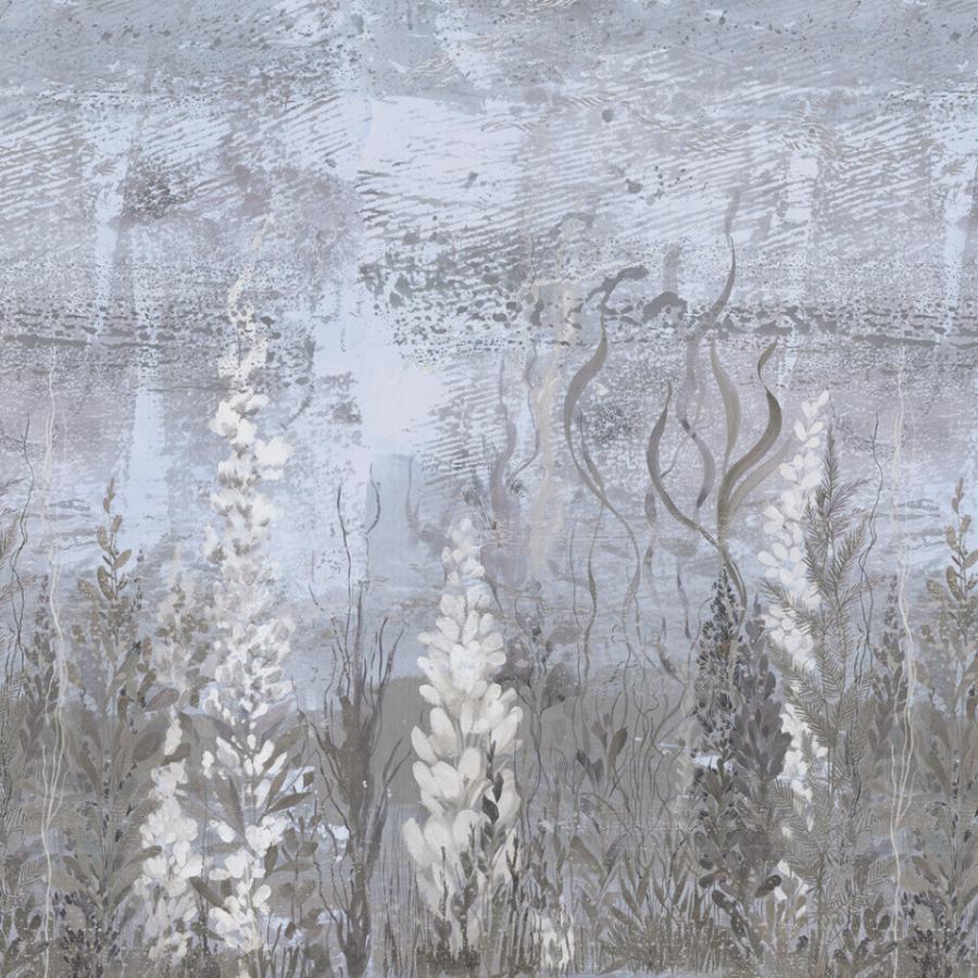 Weed Sky blau-graue florale Tapete mit Unterwasser-Effekt, von k'moor walldesign, zarte Schichten im Hintergrund und strukturierte Pflanzenmotive