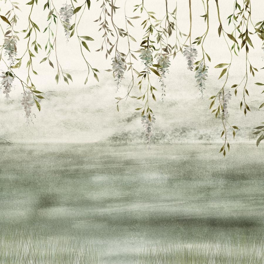 Brouillard de fleurs Verde: hängende grünliche Zweige und lila Blüten hängen über ein nebeliges, grünes Wasserbild mit Gras im Vordergrund