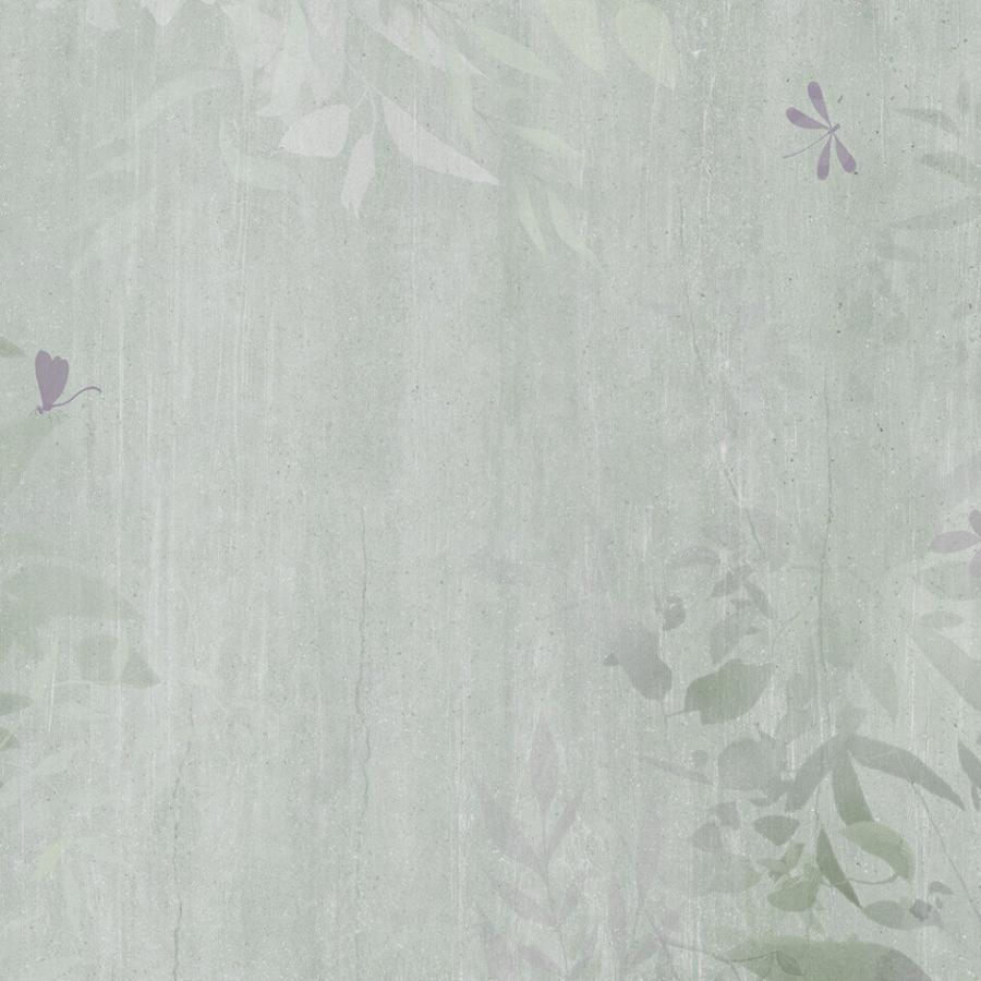 Moor Green Tapetenmotiv mit vielschichtigen grün-lila Blätterstrukturen auf einer texturierten Hintergrundwand von k'moor walldesign Ambience