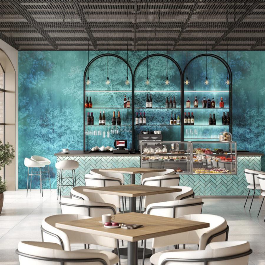 Blaues Interieur-Wanddesign mit handgezeichnetem Muster im Café-Stil, k'moor Embrace Blue, moderne Bar-Szene mit türkisfarbener Tapete und Backbar