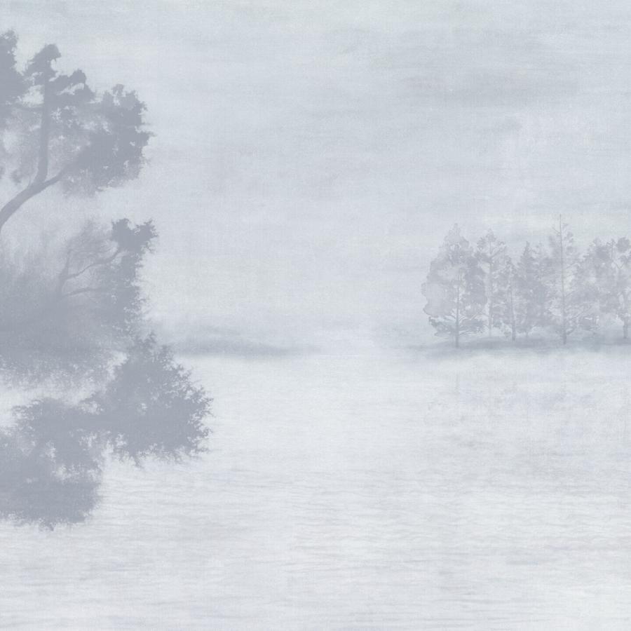 The Lake Blue, von k'moor walldesign, blauer Aquarell-ähnlicher Landschaftshintergrund mit Nebel und Baum-Silhouetten, ruhiges Ambiente für Wohn- und Objektbereiche