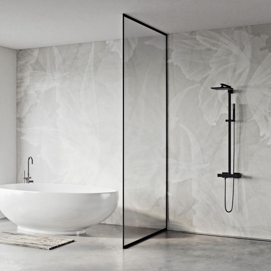 Airy Grey Wanddesign von k'moor walldesign – graue Tapete im Badezimmer mit freistehender Badewanne, Glasabtrennung und dunklen Armaturen