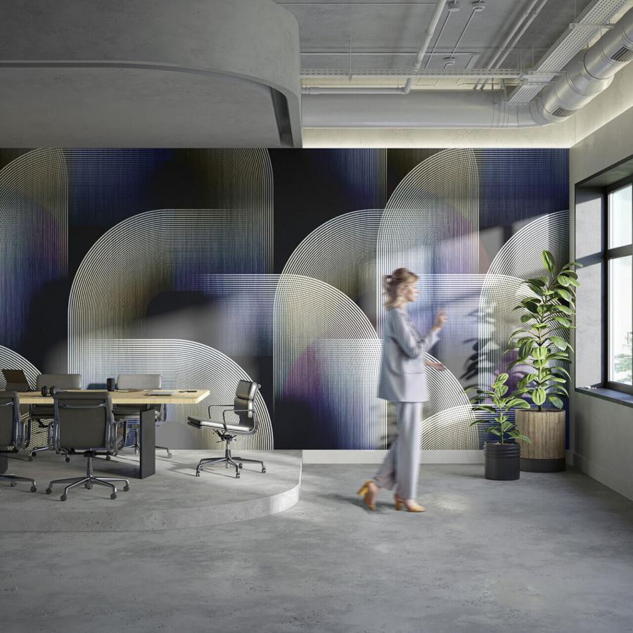 Groove Blues Tapetenwand von k'moor walldesign mit dunkelblauem Hintergrund und weißen Linien, modernes Büro-Interieur, Pflanze, große Fenster