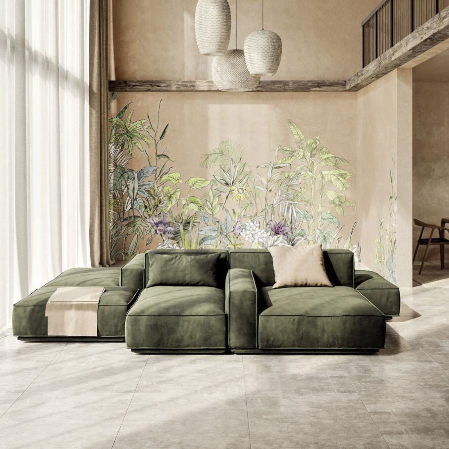Beiges Wohnzimmer mit großen grünen modularen Sofans und botanischer Tapete im Hintergrund, hellen Vorhängen und Holzakzenten – Jungle Resort Cotto