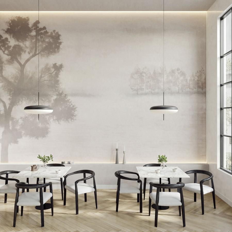 The Lake Red Wanddesign in beigen Tönen als ruhiges Ambiente, dining area mit Marmortischen, schwarzen Stühlen und großen Fenstern