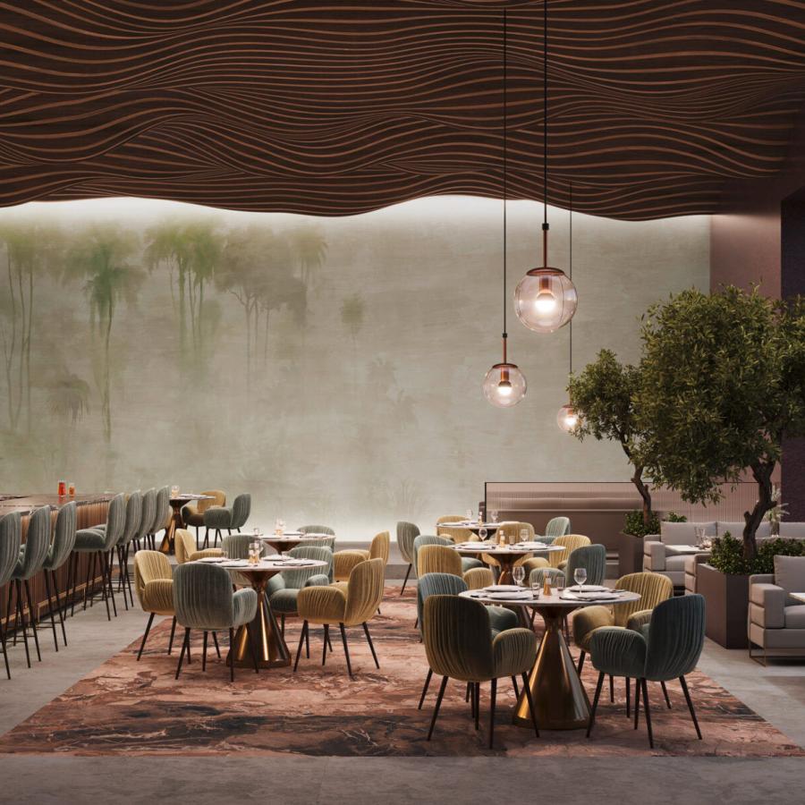 Interioransicht mit Washed Jungle Green Motiven von k'moor walldesign in einer Bar- und Lounge-Szenerie, pastellfarbene Sitzmöbel, Hängelampen und grüne Bäume.