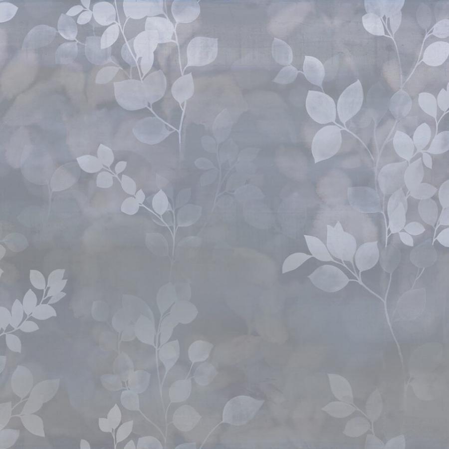 Hintergrundbild mit bläulich grauem Himmel und filigraner weißer Blattstruktur, dekoratives Wanddesign aus der Essence Kollektion von k'moor walldesign