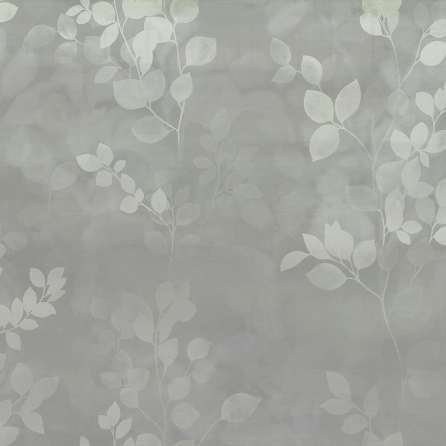 Detail eines Wanddesigns Morning Mist Green von k'moor walldesign mit zarten grün-grauen Blätter-Motiven, filigranes Blattwerk und dezentem Hintergrund