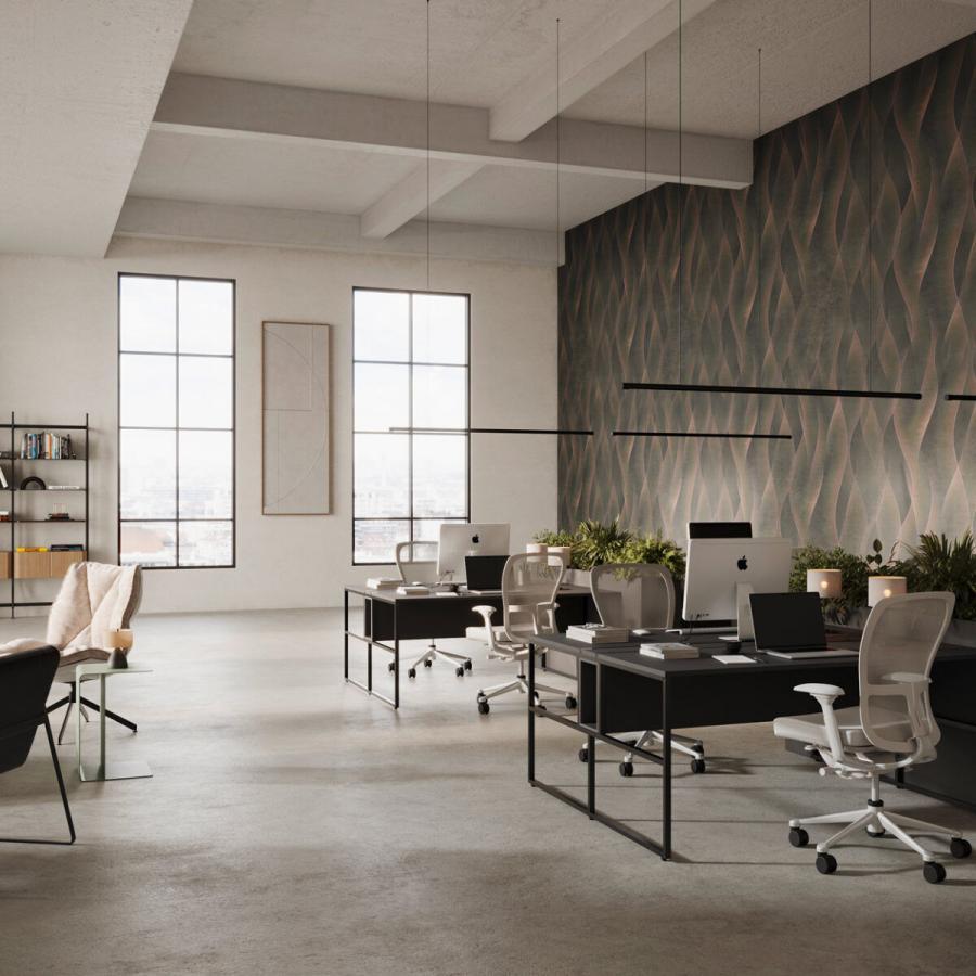 Strings Warm Büro-Interior mit wellenförmiger Wandmusterung in grauen Tönen, Schreibtische, moderne Stühle, Pflanzenelemente und offene Arbeitsbereiche von k'moor