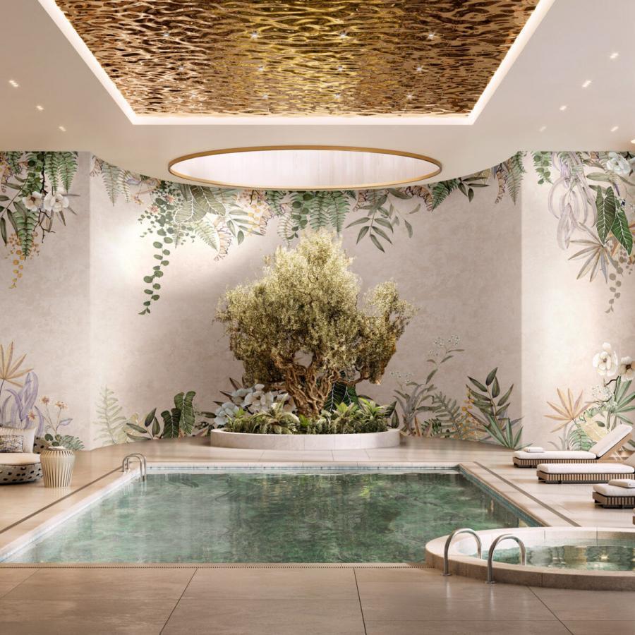 Botanical Muse Tapetenwand im Spa-Bereich mit üppigem Grün, tropischen Pflanzenmustern, hellen Cremetönen, runden Deckenleuchten und einem Poolbereich, erzielend eine ruhige Atmosphäre