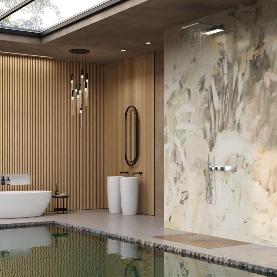 Fierté du Jardin Innenraumgestaltung zeigt eine warme Holzoptik-Verkleidung an der Wand neben einer großen Mural-Wand mit abstrakter Malerei in Beige- und Grautönen, darunter Badewanne und Waschtische