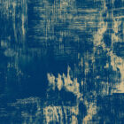 Abstrakte Wandgestaltung in tiefem Blau mit goldenen Pinsel- und Schleifspuren von k'moor Brush Blue Royal.