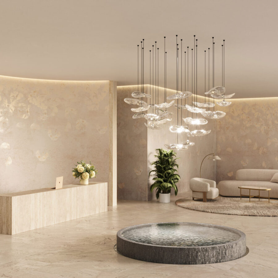 Beiges Wanddesign namens Ginkgo Sand in einem geräumigen Innenraum mit loungiger Sitzecke, runder Wasserfläche im Zentrum, leichter Beleuchtung und organischem Muster