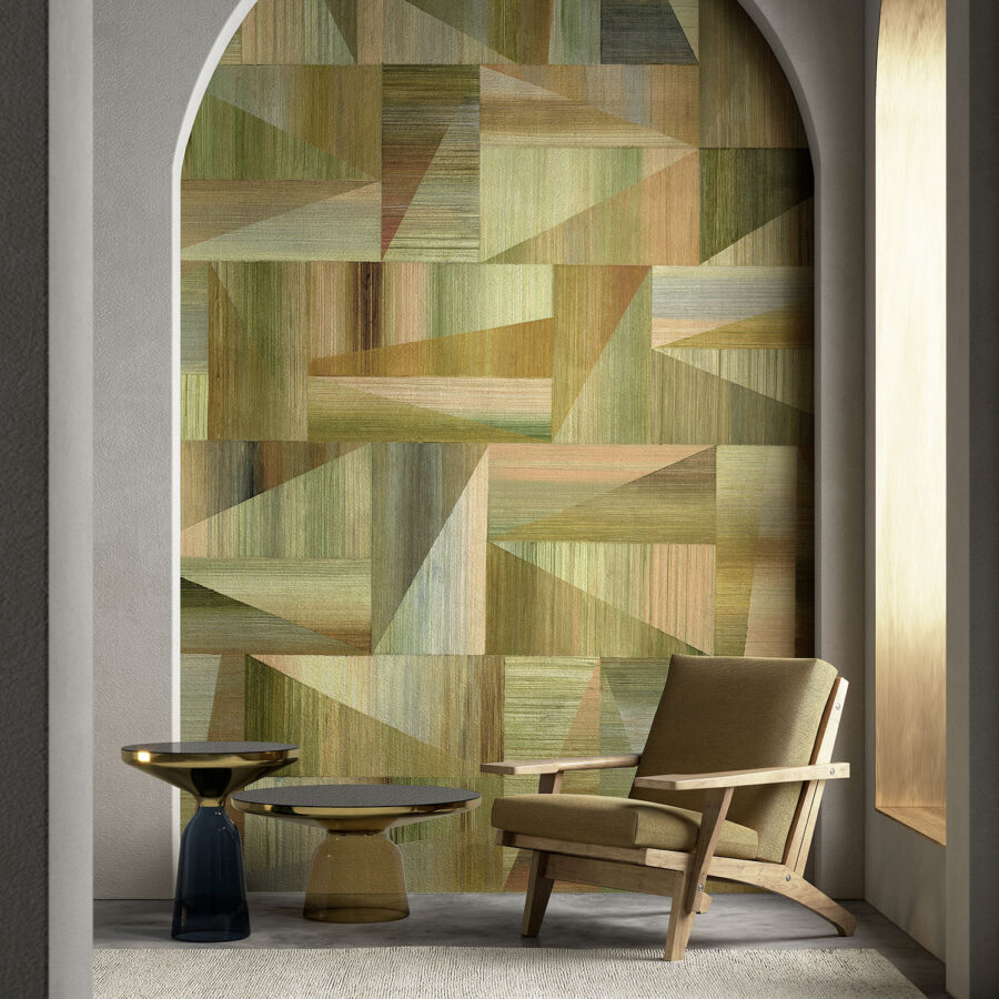 Discofox Wanddesign von k’moor mit geometrischer Musterung in Erdtonungen, einer gebogenen Wandöffnung, Lounge-Sessel und zwei Beistelltischen.