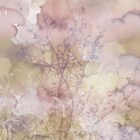 Abstrakte Pastellfarben-Wandgestaltung mit feinen weißen und violetten Zweigen und Blättern, das Elysian-Design von k’moor visualisiert eine zarte Pflanzensilhouette