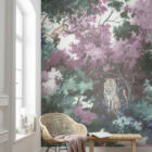 Kanha Reserve Wanddesign mit farbenfrohem Dschungelmotiv, Tiger und Affe, farbige Pflanzen in Grün-, Pink- und Blau-Tönen, Wandtapete