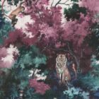 Wanddesign Muster Kanha Reserve zeigt violette und grüne Dschungelbereiche mit einem Tiger im Vordergrund, ergänzt durch umliegendes Blattwerk und Schatten.