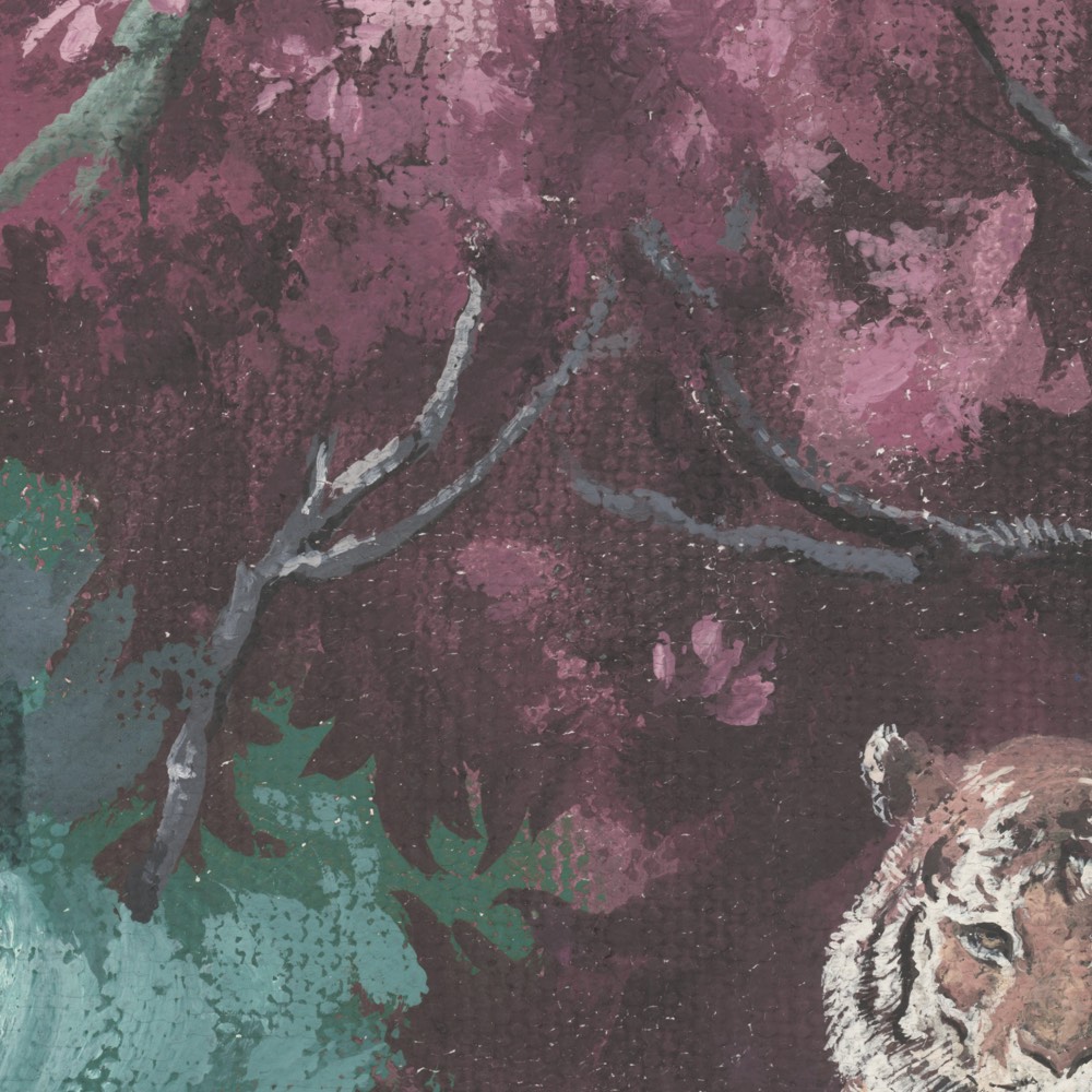 Abstrakte Tapetenmalerei in lila, grün und braunen Tönen mit einer Teichtiger-Mischung am unteren Rand; Bezug zu Kanha Reserve und k'moor Wanddesign