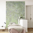 Grünblättrige Tapetenwand im Schlafzimmer mit großem Blattmuster, Bezug zu k’moor Rustle Wanddesign, sanfte Pastellgrüntöne, helles Ambiente