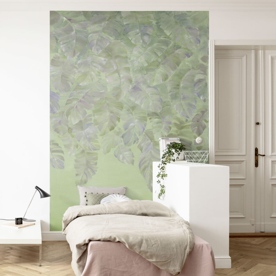 Grünblättrige Tapetenwand im Schlafzimmer mit großem Blattmuster, Bezug zu k’moor Rustle Wanddesign, sanfte Pastellgrüntöne, helles Ambiente