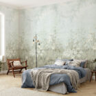 Mintgrüne Wandtapete mit zartem Blumenmuster aus der Stardust Kollektion von k'moor, sichtbar als großflächiges Schlafzimmer-Wanddesign mit Fensterausschitt