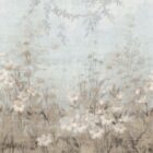 Stardust Wandtapete von k'moor mit zarten Blumen in Blau- und Beigetönen, filigrane Landschaftsdetails und pastellfarbener Hintergrund