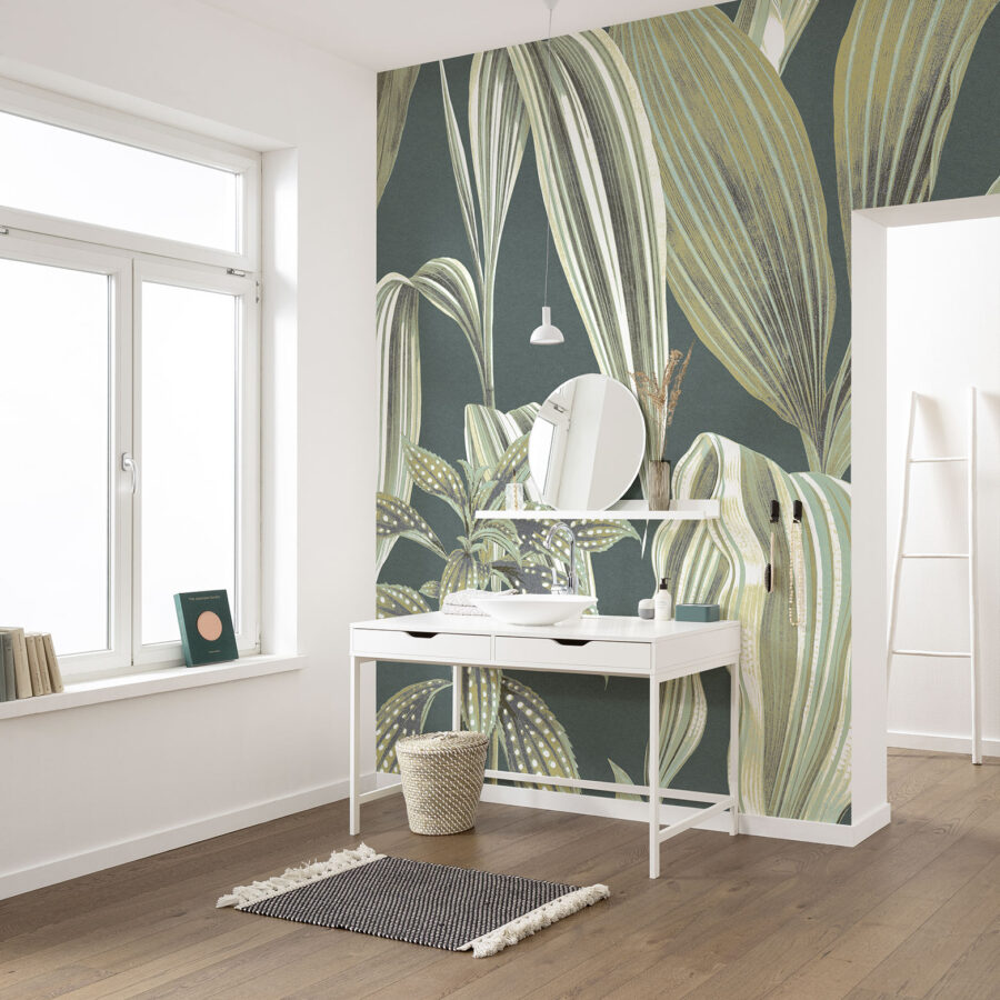 Grüne Blatttapete mit großem Blattmuster hinter einem weißen Schminktisch, Teil der Botana da Lua Kollektion von k'moor Walldesign
