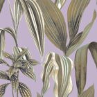 Botana de Sol Tapetenmuster auf lila Hintergrund mit großen Blättern in Grüntönen; Produktseite von k'moor Walldesign