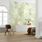 Wanddesign mit grünem Marmormuster (Losa) in einem hellen Raum, Möbel und Dekor im modernen Stil, Hintergrundkubus mit eleganter Tapetenstruktur von k’moor