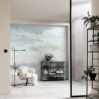 Heller moderner Innenraum mit pastellblauer Tapetenwand, offener schwarzer Metallregal, Glasabtrennung, Pflanzen und gemütlicher Sitzgelegenheit – k’moor Wanddesign