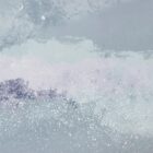 Abstrakte Pastell-Wandtextur in blauen Tönen, Teil des Spume-Wanddesigns von k'moor – neutrale Farbskala mit maritimen, wassergrauen Akzenten