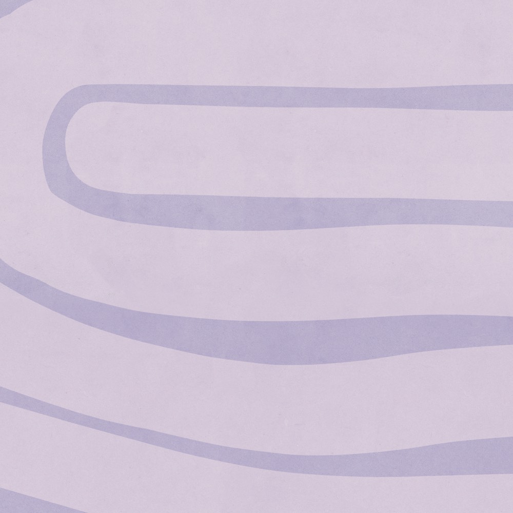 Abstraktes lila Wanddesign Muster mit wellenförmigen Linien, Stil: Viola von k’moor Walldesign