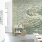 Wandgestaltung Movement von k'moor: mosaikartige Grün-Blau-Pastellwand mit feinen Schichtungselementen, Innenraum-Design, hochwertiges Wanddesign