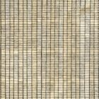 Beigefarbenes Wanddesign mit aus Zeitungstexten zusammengesetztem Muster und dunklen, vertikalen Gitterlinien; Markenname k’moor ist im Kontext erkennbar