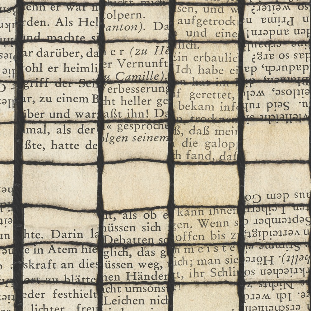 Textcollage aus Buchseiten mit schwarzem Gitterraster, verbunden mit dem Begriff Storyline und der Marke k'moor Wanddesign