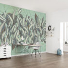 Grüne Blattwand Tapetenmotiv von k'moor mit großflächigem Blattmuster, Büro-Workspace im Raum mit Schreibtisch, Stuhl und weißer Möblierung