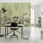Beige Perenne Wandpaneel mit botanischem Muster in grünen und beigefarbenen Tönen, Balance-Design von k'moor walldesign, Büro-Atelier mit Schreibtisch, Lampe und Dekor